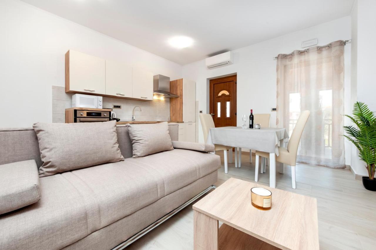 רוביני Comfort Apartments Karla מראה חיצוני תמונה
