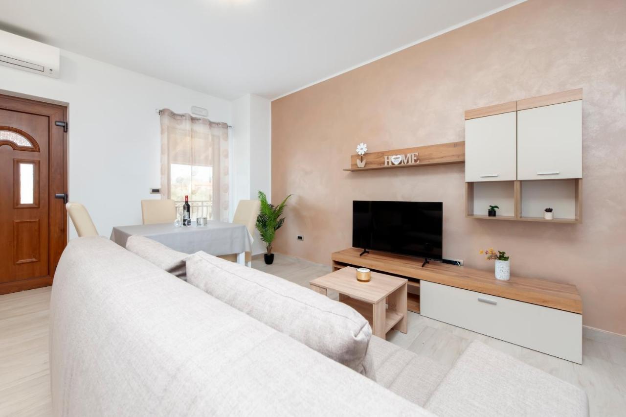 רוביני Comfort Apartments Karla מראה חיצוני תמונה